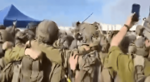 החיילים חוגגים את מציאת רן גואילי ז"ל צילום: צילום מסך חדשות